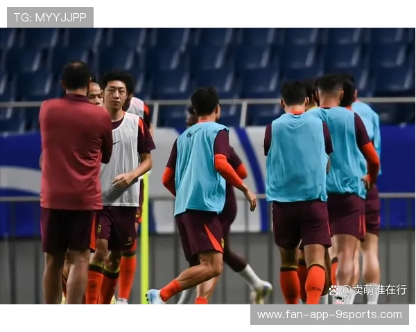 中后卫在训练中完成长传，提升球队反击速度