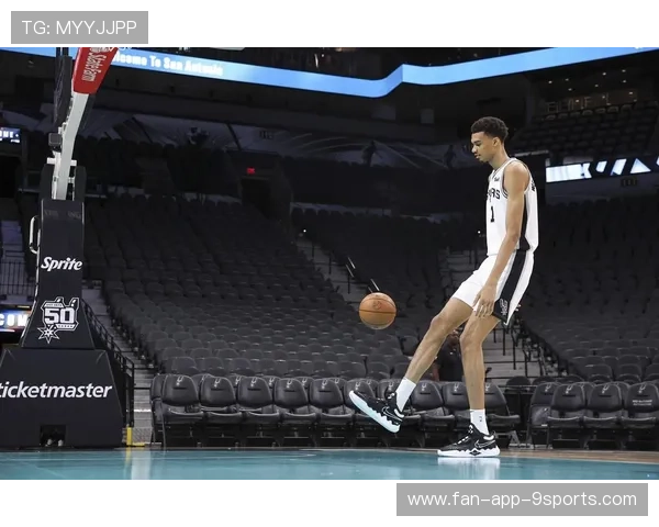 弗兰兹在训练中撑起高强度对抗